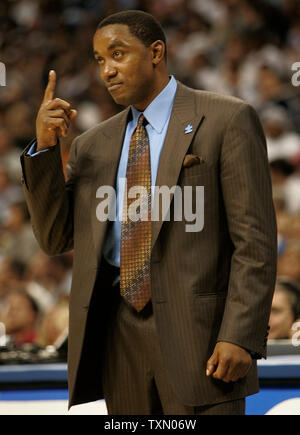 New York Knicks coach Isiah Thomas, wearing a white hat, poses for a ...