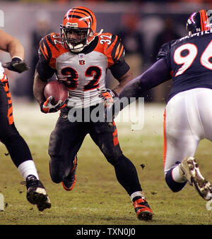 Cincinnati Bengals running back Rudi Johnson (L) fumbles the ball