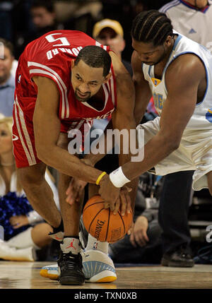 Houston Rockets forward Juwan Howard (5) drives around Golden State ...