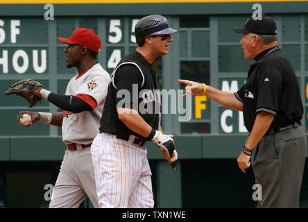 Colorado Rockies runner Troy Tulowitzki (C) argues with umpire Rick Reed (R) after being tagged out by Arizona Diamondbacks second baseman Orlando Hudson (L) in the fourth inning at Coors Field in Denver on May 17,2007.   Arizona beat Colorado 3-1.  (UPI Photo/Gary C. Caskey) Stock Photo