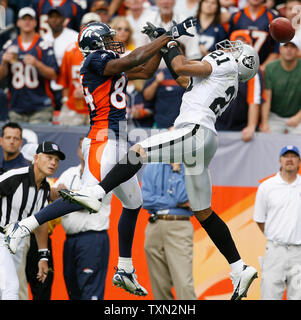 Denver Broncos Javon Walker, catches a long pass against Gary