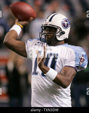 10 October 2010: Former Titans quarterback Vince Young throwing the  football. The Tennessee Titans defeated the Dallas Cowboys 34 to 27 at  Cowboys Stadium in Arlington, Texas. (Icon Sportswire via AP Images Stock  Photo - Alamy