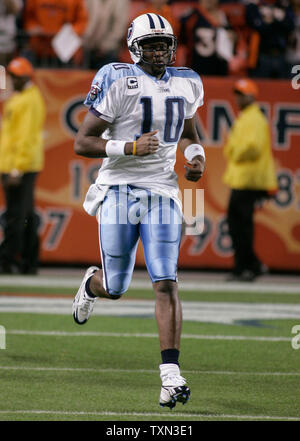 30 December 2007: Tennessee Titans quarterback Vince Young (10) against the  Indianapolis Colts during their NFL game at the RCA Dome in Indianapolis,  Indiana. (Icon Sportswire via AP Images Stock Photo - Alamy