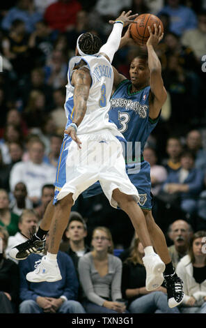 Minnesota Timberwolves Guard Sebastian Telfair Works The Ball Inside 