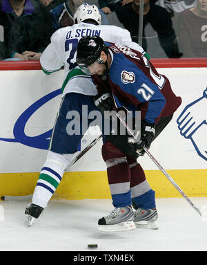 Colorado Avalanche center Peter Forsberg (21) scrambles for the puck against Vancouver Canucks left wing Daniel Sedin during the third period at the Pepsi Center in Denver on March 4, 2008.  Colorado beat Vancouver 2-1.   (UPI Photo/Gary C. Caskey) Stock Photo