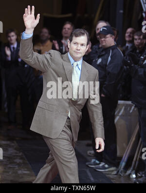 https://l450v.alamy.com/450v/txn65w/former-new-york-rangers-goalie-mike-richter-waves-to-fans-during-his-introduction-at-the-pepsi-center-in-denver-on-october-9-2008-richter-will-be-inducted-into-the-united-states-hockey-hall-of-fame-on-october-10th-colorado-hosts-the-bruins-in-the-season-opener-for-both-teams-upi-photo-gary-c-caskey-txn65w.jpg