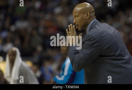 New Orleans Hornets head coach Byron Scott gives instructions against the Denver Nuggets during the second half at the Pepsi Center in Denver on November 27, 2008.  New Orleans beat Denver 105-101.   (UPI Photo/ Gary C. Caskey) Stock Photo