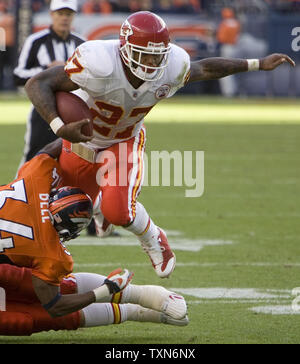 Kansas City Chiefs' Larry Johnson (27) races past Seattle Seahawks  defenders for a 97-yard touchdown run at Arrowhead Stadium in Kansas City,  Mo., Saturday, Aug. 27, 2005. (AP Photo/Charlie Riedel Stock Photo - Alamy