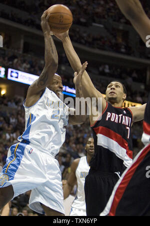 Portland Trailblazers guard Brandon Roy (R) blocks the shot from Denver Nuggets guard Anthony Carter during the second half at the Pepsi Center in Denver on December 22, 2008.  Denver beat Portland 97-89 to take the division lead.   (UPI Photo/Gary C. Caskey) Stock Photo