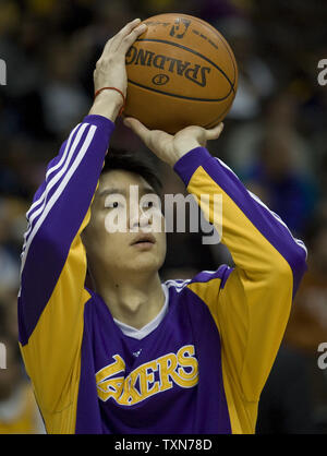 NBA: Lakers present Sun Yue, beat Milwaukee 105-92 - Taipei Times