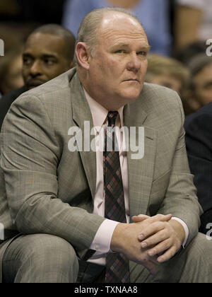 Sacramento Kings head coach George Karl reacts after getting a ...