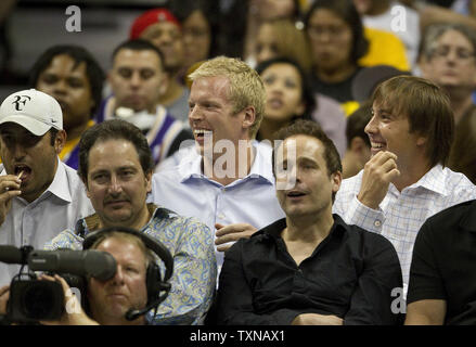 Dustin Hoffman Celebrities at the 2009 NBA Playoffs: Los Angeles Lakers vs  Utah Jazz Game 5 at Staples Center Los Angeles Stock Photo - Alamy