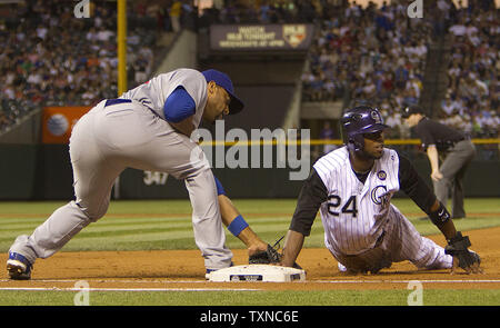 Chicago Cubs first baseman Derrek Lee (25) watches as the ball