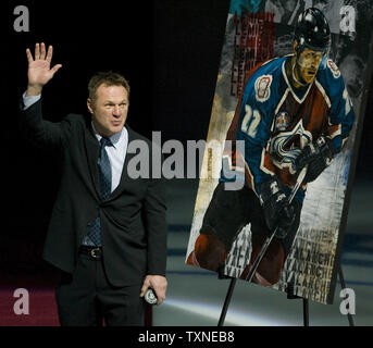 KRT SPORTS STORY SLUGGED: GIANTS-BRONCOS KRT PHOTO BY JAY JANNER/COLORADO  SPRINGS GAZETTE (September 10) DENVER, CO -- John Elway hoists a football  as he and other former players, left to right, Karl