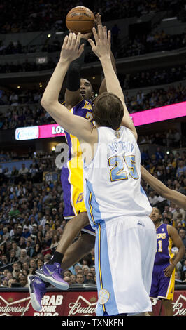 Lakers guard Kobe Bryant shoots between Oklahoma City Thunder's Nenad ...