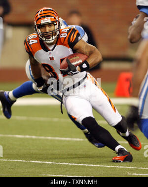 Seattle Seahawks' wide receiver T.J. Houshmandzadeh (R) breaks the tackle  of Tampa Bay Buccaneers ' safety Sabby.