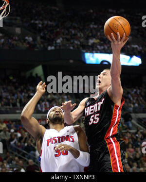 Miami Heat guard Jason Williams (55) jumps past Detroit Pistons forward Rasheed Wallace (36) for two points in the first quarter at The Palace of Auburn Hills in Auburn Hills, MI on December 29, 2005.  The Pistons defeated the Heat 106-101.  (UPI Photo/Scott R. Galvin) Stock Photo