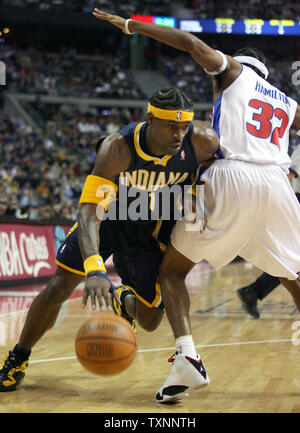 Indiana Pacers guard Stephen Jackson (1) dribbles past Detroit Pistons guard Richard Hamilton (32) in the first quarter at the Palace of Auburn Hills in Auburn Hills, Mi on February 23, 2006.  (UPI Photo/Scott R. Galvin) Stock Photo