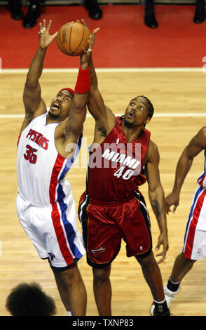 Detroit Pistons forward Rasheed Wallace (36) and Miami Heat forward Udonis Haslem (40) reach for a rebound in the first quarter at The Palace of Auburn Hills in Auburn Hills, Mi on May 23, 2006.  The Heat defeated the Pistons 91-86 to win the first game of the Eastern Conference Finals. (UPI Photo/Scott R. Galvin) Stock Photo