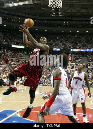 Miami Heat center Shaquille O'Neal, left, and guard Penny Hardaway head ...