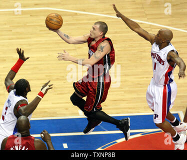 Miami Heat guard Jason Williams jumps for a shot against the Detroit Pistons in the first quarter of game two of the Eastern Conference Finals at The Palace of Auburn Hills in Auburn Hills, Mi on May 25, 2006.  (UPI Photo/Scott R. Galvin) Stock Photo