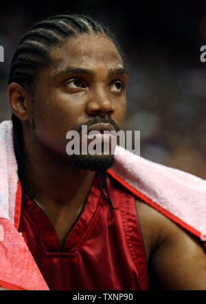 Miami Heat forward Udonis Haslem watches the game from the bench as he takes a break in the third quarter at The Palace of Auburn Hills in Auburn Hills, Mi on May 25, 2006.  The Detroit Pistons defeated the Heat 92-88 in game two of the Eastern Conference Finals to tie the series.  (UPI Photo/Scott R. Galvin) Stock Photo
