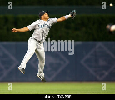 Seattle Mariners second baseman Jose Lopez misses the ball from Detroit Tigers' Craig Monroe's single in the first inning at Comerica Park in Detroit, Michigan on September 5, 2006.  Tigers' Curtis Granderson scored on the play.  (UPI Photo/Scott R. Galvin) Stock Photo