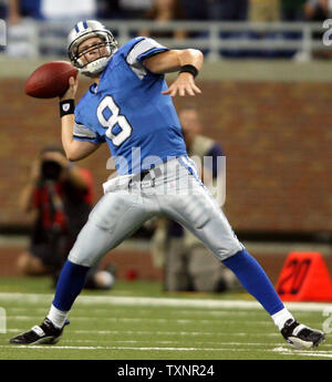 Sep 09, 2007 - OAKLAND, CA, USA - Detroit Lions running back TATUM BELL #28  gets a hand off from Detroit Lions quarterback JON KITNA #8 during a game  against the Oakland