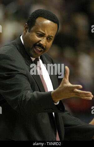 Atlanta Hawks coach Mike Woodson gives instructions to his players at the Palace of Auburn Hills in Auburn Hills, Michigan on November 22, 2006.  The Pistons defeated the visiting Atlanta Hawks 103-98. (UPI Photo/Matthew Mitchell) Stock Photo