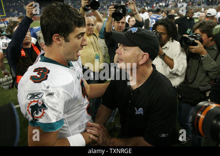 Miami Dolphins quarterback Joey Harrington meet with Detroit Lion head coach Rod Marinelli at Ford Field in Detroit, Michigan on November 23, 2006.  The Dolphins defeated Lions 27-10. (UPI Photo/Matthew Mitchell) Stock Photo