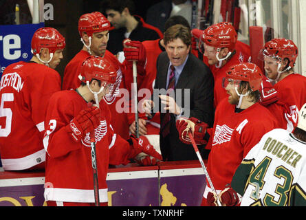 https://l450v.alamy.com/450v/txnrhf/detroit-red-wings-coach-mike-babcock-talks-with-his-players-during-a-timeout-in-the-final-minute-of-the-third-period-against-the-dallas-stars-at-joe-louis-arena-in-detroit-on-november-27-2006-the-red-wings-defeated-the-stars-2-1-upi-photoscott-r-galvin-txnrhf.jpg