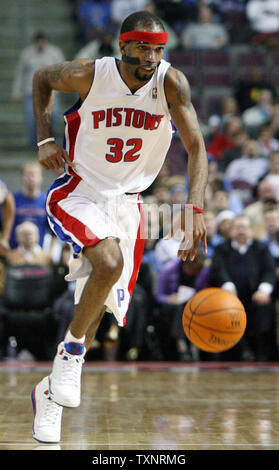 Detroit Pistons guard Richard Hamilton (32) dribbles the ball down court in the fourth quarter against the Charlotte Bobcats at The Palace of Auburn Hills in Auburn Hills, Michigan on January 10, 2007.  Hamilton was later ejected after being assessed two technical fouls in a row.  The Bobcats defeated the Pistons 103-96.  (UPI Photo/Scott R. Galvin) Stock Photo