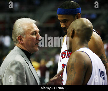 San Antonio Spurs coach Gregg Popovich talks with Detroit Pistons Rasheed Wallace, back, and Chauncey Billups following the game at The Palace of Auburn Hills in Auburn Hills, Michigan on February 14, 2007.  The Spurs defeated the Pistons 90-81.  (UPI Photo/Scott R. Galvin) Stock Photo