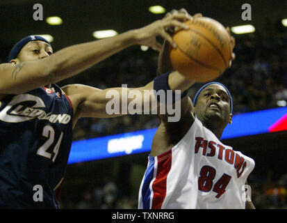 Cleveland Cavaliers forward Donyell Marshall (24) and Detroit Pistons center Chris Webber (84) reach for a rebound in the third quarter at the Palace of Auburn Hills in Auburn Hills, Michigan on March 7, 2007.  The Cavaliers defeated the Pistons 101-97 in overtime.  (UPI Photo/Scott R. Galvin) Stock Photo