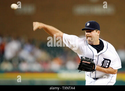 Minnesota Twins' Brad Radke pitches against the Los Angeles Angels during  the first inning of a baseball game in Anaheim, Calif. on Monday, May 29,  2006. Photo by Francis Specker Stock Photo - Alamy