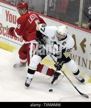 https://l450v.alamy.com/450v/txnwmm/pittsburgh-penguins-center-sidney-crosby-87-brings-the-puck-past-detroit-red-wings-defenseman-nicklas-lidstrom-5-during-the-first-period-of-game-2-of-the-stanley-cup-final-at-joe-louis-arena-in-detroit-on-may-31-2009-upi-photomark-cowan-txnwmm.jpg