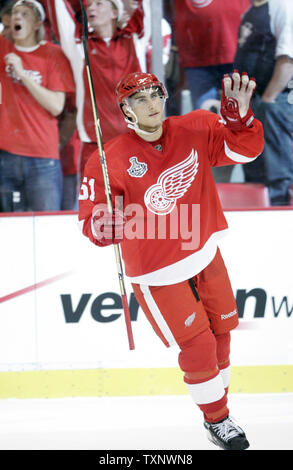 https://l450v.alamy.com/450v/txnwn8/detroit-red-wings-center-valtteri-filppula-51-waves-to-the-crowds-after-defeating-the-pittsburgh-penguins-3-1-in-game-2-of-the-stanley-cup-final-at-joe-louis-arena-in-detroit-on-may-31-2009-the-red-wings-took-a-2-0-lead-in-the-best-of-seven-series-upi-photomark-cowan-txnwn8.jpg
