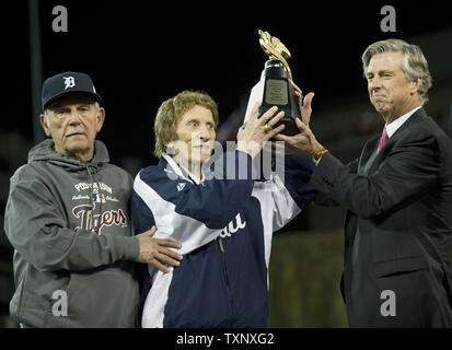 NY Yankees World Series Champs - Joe Girardi Holding Trophy