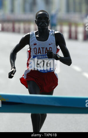 Qatar's Mubarak Hassan Shami wins the gold medal in the men's marathon at the 15th Asian Games in Doha, Qatar on December 10, 2006. Bahrain's Khalid Kamal Yaseen won the silver medal and Japan''s Satoshi Osaki won the bronze medal.  (UPI Photo/Norbert Schiller) Stock Photo