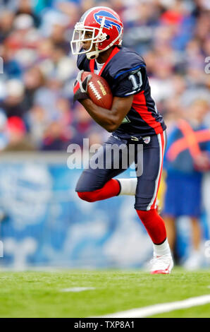 Buffalo Bills wide receiver Roscoe Parrish carries the ball up field during  the team's final practice at St. John Fisher College in Rochester, NY on  Wednesday. (Credit Image: © Michael Johnson/Southcreek Global/ZUMApress.com