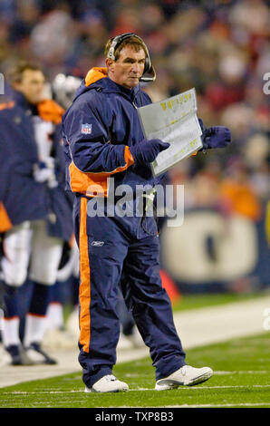 Denver Broncos head coach Mike Shanahan (R) looks back to the field as his  quarterback Jake Plummer (L) leaves the field after settling for a field  goal against the San Diego Charger