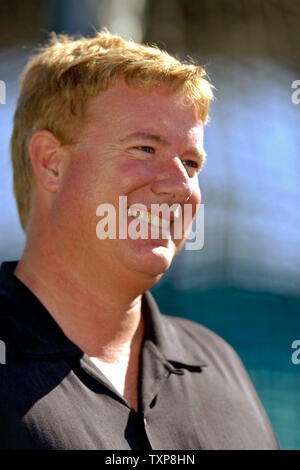 Washington Nationals General manager Jim Bowden (C) helps Brady