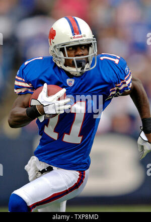 Buffalo Bills wide receiver Roscoe Parrish carries the ball up field ...