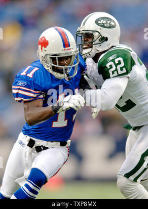 New York Jets cornerback Justin Miller (22) battles wide receiver Roscoe Parrish (11) of the Buffalo Bills at Ralph Wilson Stadium in Orchard Park, NY, on September 24, 2006. The Jets defeated the Bills 28-20. (UPI Photo/Ed Wolfstein) Stock Photo