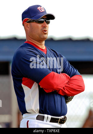 Washington Nationals General manager Jim Bowden (C) helps Brady