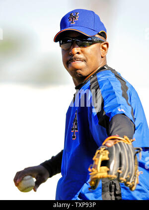 New York Mets Manager Willie Randolph tosses some ball before batting practice prior to facing the Washington Nationals at Tradition Field in Port St. Lucie, Florida on March 17, 2007. (UPI Photo/Ed Wolfstein) Stock Photo