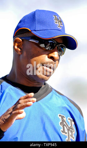 New York Mets Manager Willie Randolph converses with teammates prior to facing the Washington Nationals at Tradition Field in Port St. Lucie, Florida on March 17, 2007. (UPI Photo/Ed Wolfstein) Stock Photo