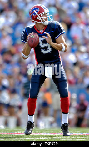 Buffalo Bills quarterback Trent Edwards looks for an open receiver in the second quarter against the New York Jets at Ralph Wilson Stadium in Orchard Park, NY, on September 30, 2007. (UPI Photo/Ed Wolfstein) Stock Photo