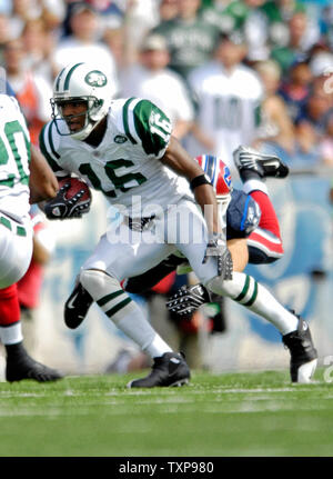 New York Jets wide receiver Brad Smith (16) rushes for 10 yards in the first quarter against the Buffalo Bills at Ralph Wilson Stadium in Orchard Park, NY, on September 30, 2007. The Bills defeated the Jets 17-14. (UPI Photo/Ed Wolfstein) Stock Photo