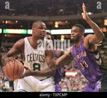 Charles oakley raptors hi-res stock photography and images - Alamy